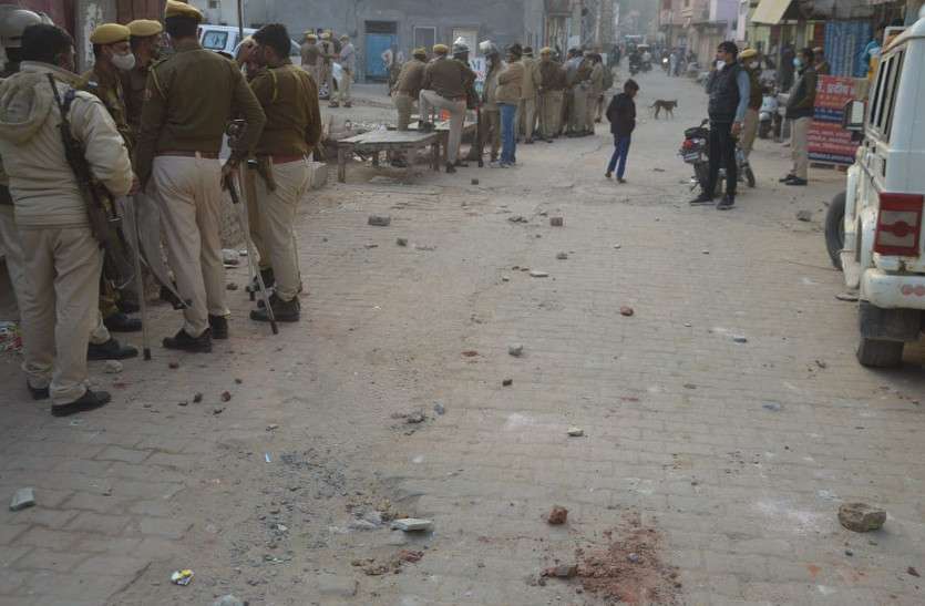 Stone pelting in two sides in churu पुरानी रंजिश को लेकर दो पक्षों में डेढ़ घंटे तक पत्थरबाजी, पुलिस जाप्ता तैनात