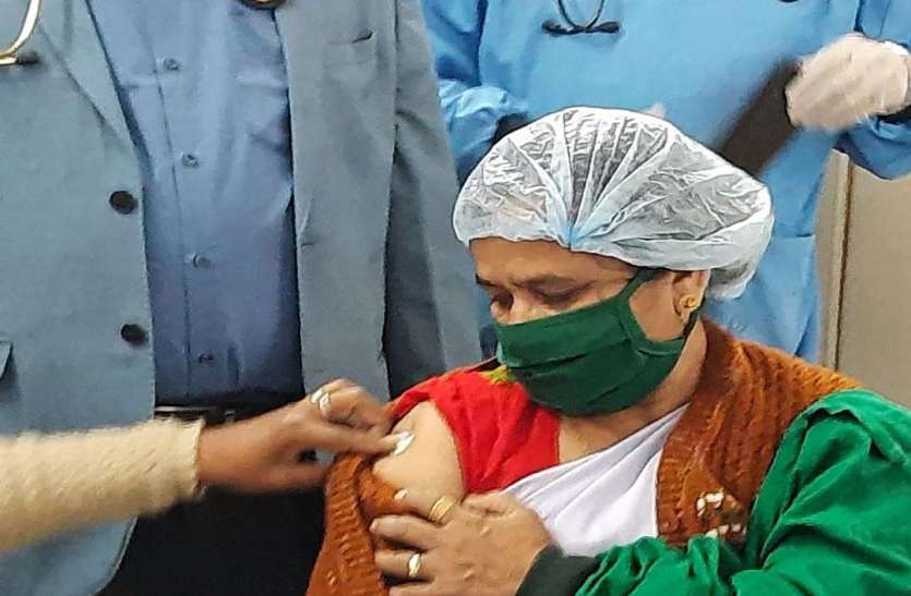 Corona Vaccination जबलुपर में कोरोना वैक्सीनेशन प्रक्रिया में गफलत, पुरानी सूची और अपडेशन में परेशानी
