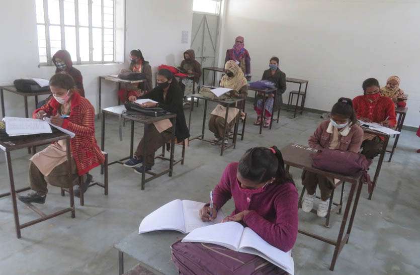 स्कूलों में लौटी रौनक, कलक्टर सहित विभागीय अधिकारियों ने लिया जायजा स्कूलों में लौटी रौनक, कलक्टर सहित विभागीय अधिकारियों ने लिया जायजा