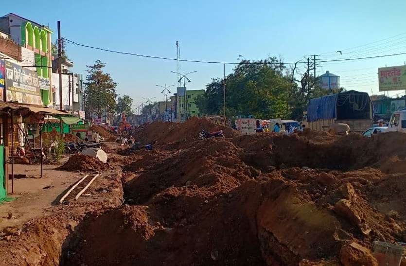 On 7 December, sewerage construction near the busstand caused a long jam during mismanagement. सीवरेज कार्य में लेटलतीफी पर सीएम ने मांगी रिपोर्ट, नगर निगम में हड़कंप