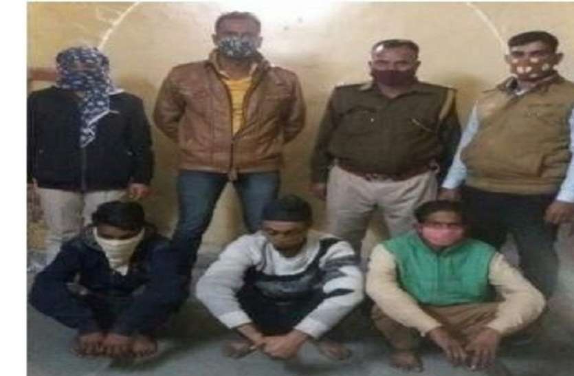 मोबाइल और नकदी लूटने के तीन आरोपी गिरफ्तार मोबाइल और नकदी लूटने के तीन आरोपी गिरफ्तार