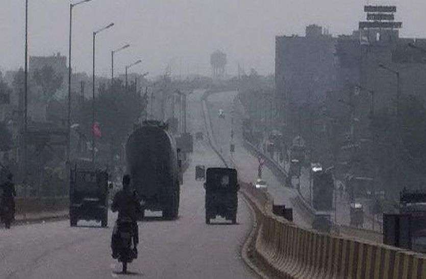 बाड़मेर में फिर आया कोहरा, सर्द हवा, दिन के पारे में 7 डिग्री की गिरावट बाड़मेर में फिर आया कोहरा, सर्द हवा, दिन के पारे में 7 डिग्री की गिरावट