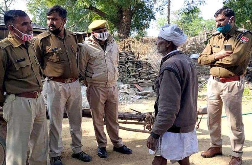 घटनास्थल का निरीक्षण कर खाली हाथ लौटी पुलिस, चालीस दिन बाद भी नही लगा हत्यारों का सुराग घटनास्थल का निरीक्षण कर खाली हाथ लौटी पुलिस, चालीस दिन बाद भी नही लगा हत्यारों का सुराग