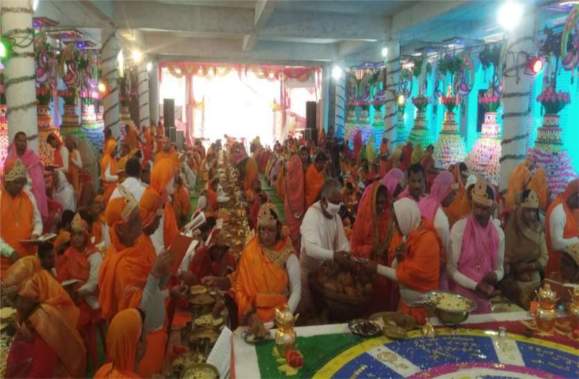 siddhachakra mahamandal vidhan ka samapan प्रभु के प्रति श्रद्धा जागृत हो जाने पर बन जाते हैं अंजन से निरंजन-मुनिश्री