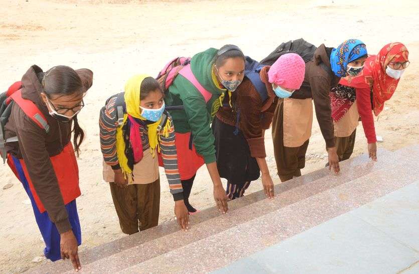 दस माह बाद स्कूलों में हुई पढ़ाई दस माह बाद स्कूलों में हुई पढ़ाई