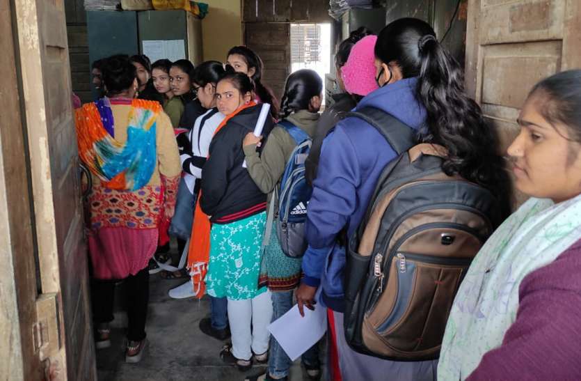 वाह क्या नियम है यदि फीस भरनी है तो लाओ एटीएम कार्ड वाह क्या नियम है यदि फीस भरनी है तो लाओ एटीएम कार्ड
