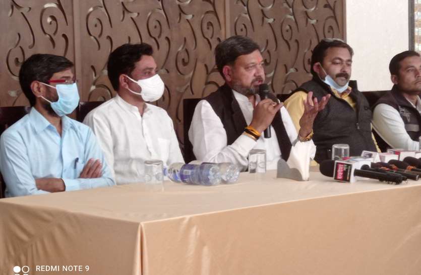 2001nsp8.jpg अवैध उत्खनन परिवहन में लिप्त है सरकार, नर्मदा पथों पर हो रही खेती