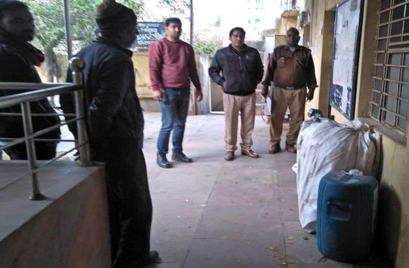 Excise department awake after three dozen deaths, illegal liquor factory caught तीन दर्जन मौतों के बाद जागा आबकारी विभाग, अवैध शराब की फैक्ट्री पकड़ी