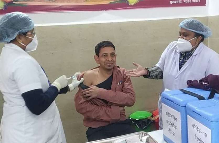 In Singrauli, more than city health workers are taking interest in Corona vaccination कोरोना वैक्सीनेशन में शहर से ज्यादा ग्रामीण अंचल के स्वास्थ्य कर्मी ले रहे रुचि