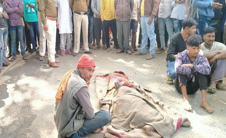 टक्कर के बाद बाइक से गिरी भतीजी की ट्रक से कुचलकर मौत, ग्रामीणों ने ट्रक में लगाई आग, शव रखकर प्रदर्शन