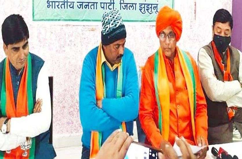 धरने में किसान नहीं आड़तिये व बिचौलिये बैठे हैं-सांसद धरने में किसान नहीं आड़तिये व बिचौलिये बैठे हैं-सांसद