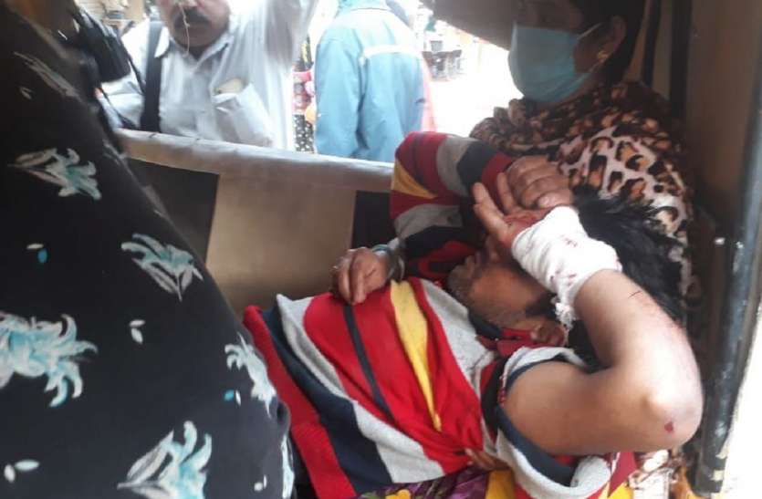 घायल बैंक कर्मचारी बैंक के चतुर्थ श्रेणी कर्मचारी ने की खुदकुशी की कोशिश, लिपिक पर प्रताड़ना का आरोप