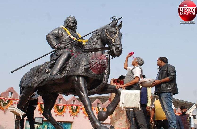 पुष्पांजलि अर्पित कर महाराणा प्रताप को किया नमन पुष्पांजलि अर्पित कर महाराणा प्रताप को किया नमन