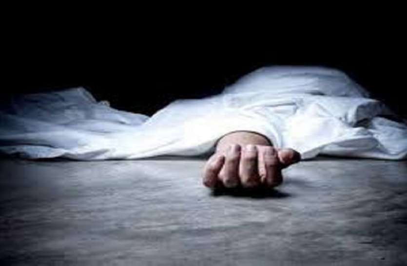 deathbody.jpg सावधानः जरा सी लापरवाही... रात तीन बजे जोरदार धमाका और तीन लोगों की दर्दनाक मौत.. बच्चे गंभीर घायल