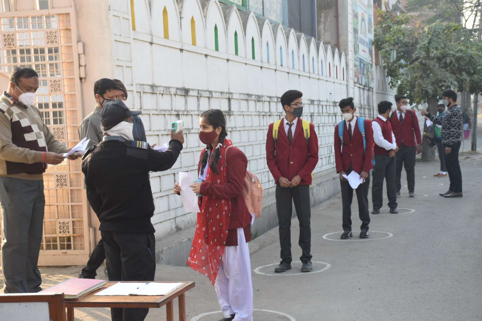 खुले स्कूल , लगी कक्षाएं ...