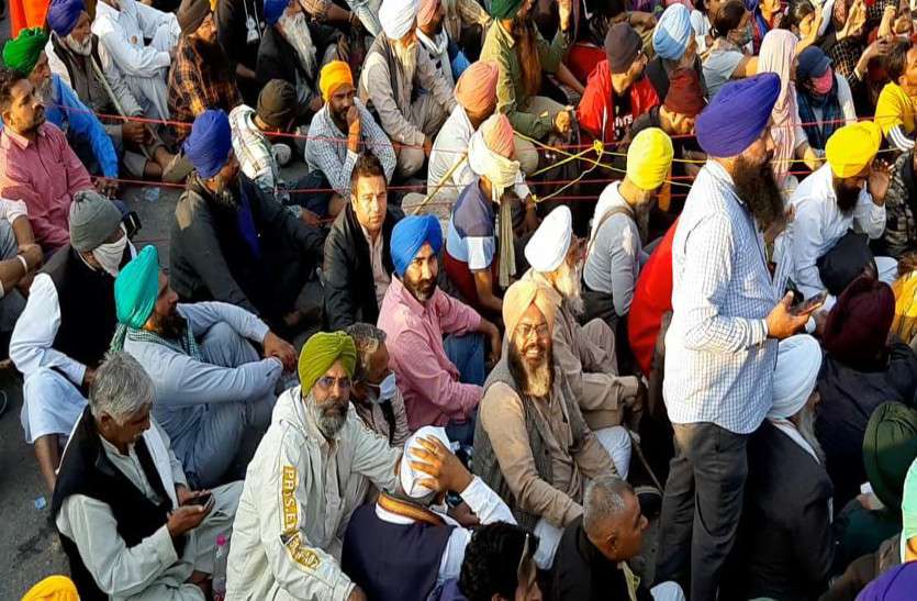 किसान आंदोलन में महिलाएं रोटी नहीं बना रही बल्कि निभा रही है अहम भूमिका किसान आंदोलन में महिलाएं रोटी नहीं बना रही बल्कि निभा रही है अहम भूमिका