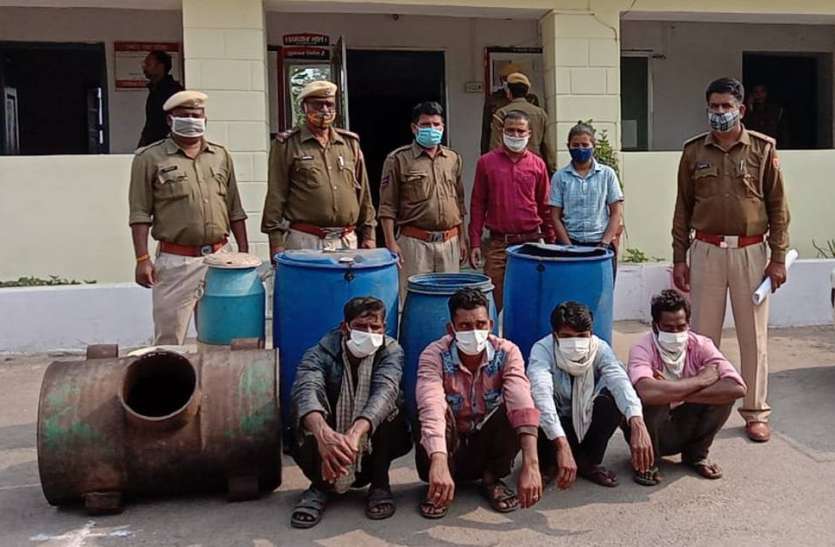 एक हजार लीटर वॉश नष्ट, चार भट्टियां नष्ट, चार गिरफ्तार एक हजार लीटर वॉश नष्ट, चार भट्टियां नष्ट, चार गिरफ्तार