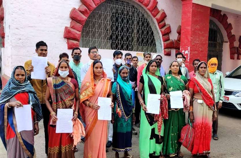 मनरेगा के नाम पर अवैध खनन, विरोध करने वाले ग्रामीणों को पुलिस ने थाने में बुलाया और बना दिया शांति भंग का मामला मनरेगा के नाम पर अवैध खनन, विरोध करने वाले ग्रामीणों को पुलिस ने थाने में बुलाया और बना दिया शांति भंग का मामला