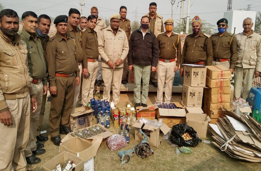 देशी को अंग्रेजी शराब में बदलकर बेचते थे, पुलिस ने कारखाना पकड़ा देशी को अंग्रेजी शराब में बदलकर बेचते थे, पुलिस ने कारखाना पकड़ा
