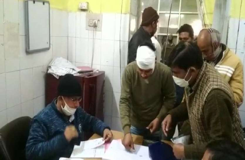 एसपी कार्यालय से चंद कदमों की दूरी पर दो पक्षों में हुआ विवाद, मारपीट के बाद फायरिंग का भी आरोप एसपी कार्यालय से चंद कदमों की दूरी पर दो पक्षों में हुआ विवाद, मारपीट के बाद फायरिंग का भी आरोप