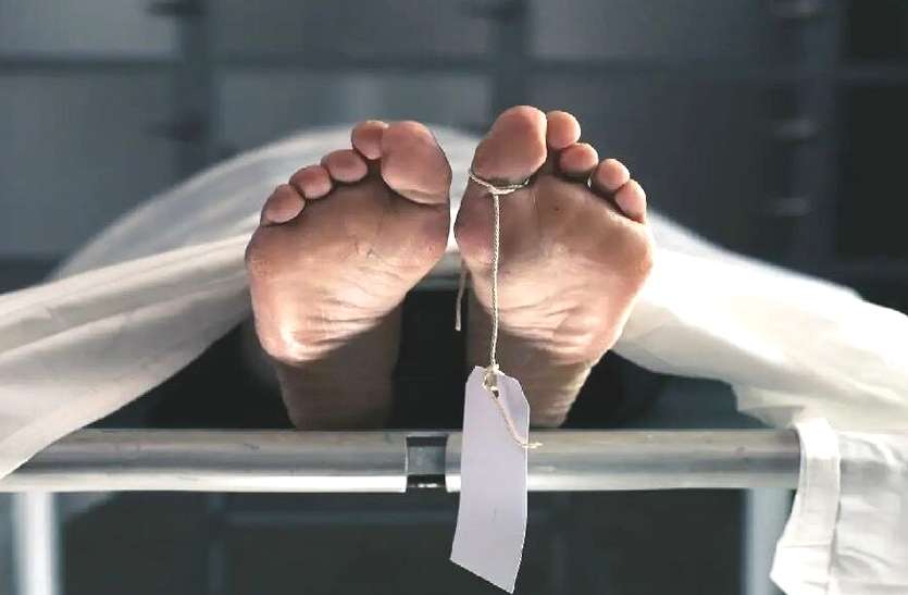 15 दिन से रोज सजती है अर्थी पर श्मशान नहीं जा रही लाश, पढि़ए ऐसा क्या हुआ मृत BSP कर्मचारी के साथ 15 दिन से रोज सजती है अर्थी पर श्मशान नहीं जा रही लाश, पढि़ए ऐसा क्या हुआ मृत BSP कर्मचारी के साथ