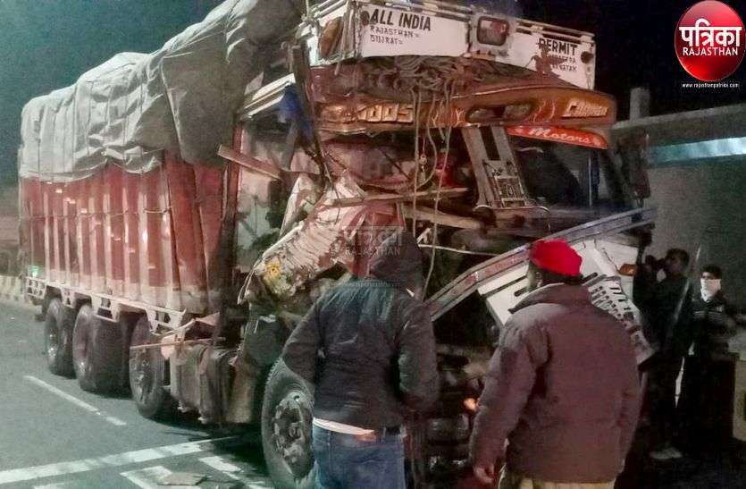 दो ट्रकों की जोरदार टक्कर, चालक फंसा, ट्रक क्षतिग्रस्त दो ट्रकों की जोरदार टक्कर, चालक फंसा, ट्रक क्षतिग्रस्त