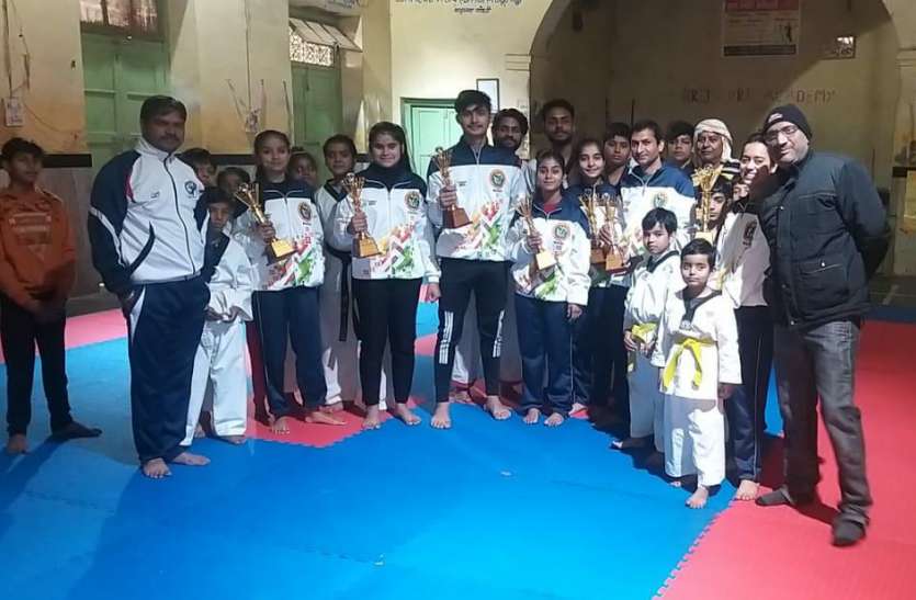 जीतकर आये छात्र - छात्राएं - फ़ोटो - पत्रिका न्यूज़ नेटवर्क माऊंट आबू में कान्हा की नगरी का रहा दबदवा, बेटियों बनी ब्लैक बेल्ट