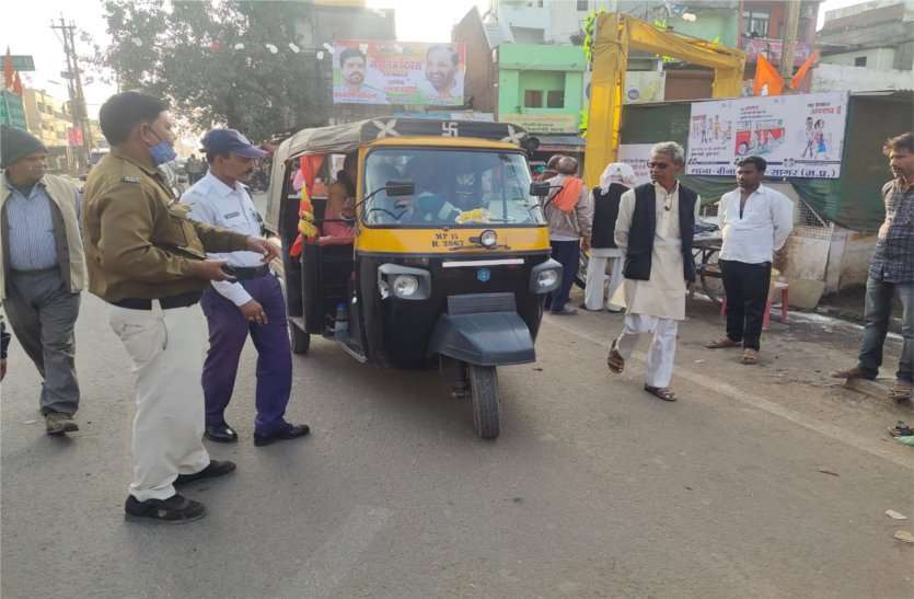 Hooters mounted on vehicles, then additional lights were found on many vehicles वाहनों के ऊपर लगे हूटर, तो कई वाहनों पर लगी मिलीं अतिरिक्त लाइट