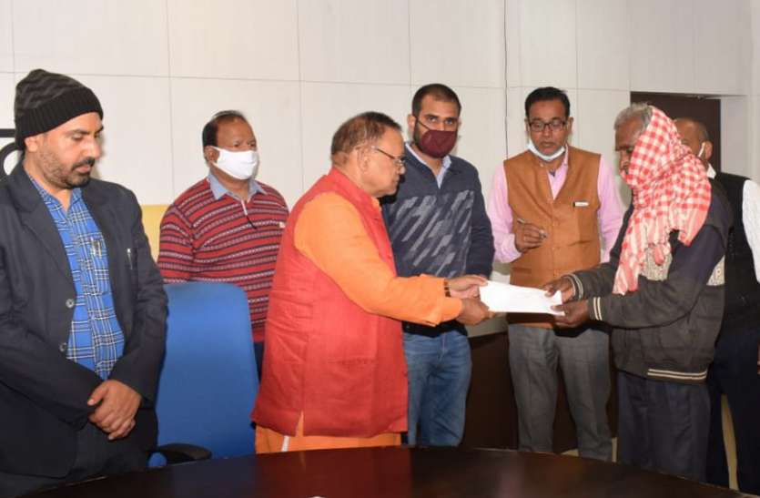 MLA has given assistance to the beneficiaries of Sambal in Singrauli कई को मिली आर्थिक मदद, आप भी ले सकते हैं योजना का लाभ