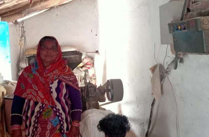 After the death of her husband, the grain grinder became a means of em पति की मृत्यु के बाद अनाज पीसने वाली चक्की को बनाया रोजगार का साधन