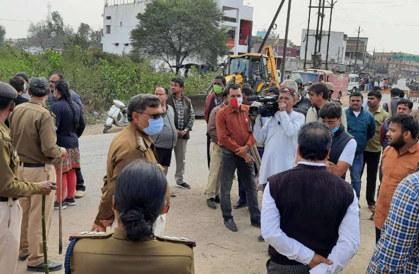 सरकारी भूमि पर रसूखदारों ने कर लिया था कब्जा, बुलडोजर लगाकर किया ध्वस्त सरकारी भूमि पर रसूखदारों ने कर लिया था कब्जा, बुलडोजर लगाकर किया ध्वस्त