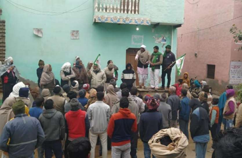 भाकियू नेता गॉव में पंचायत को संबोधित करते हुए - फ़ोटो - पत्रिका न्यूज़ नेटवर्क 26 जनवरी को राजपथ पर परेड में ट्रैक्टर के साथ शामिल होंगे किसान, गांव गांव जाकर की जा रही पंचायत