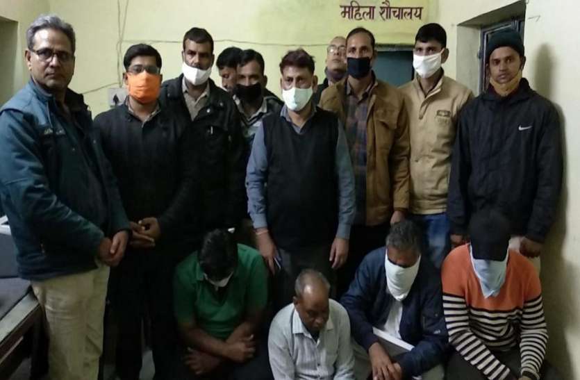 एसीबी ने 100 की स्पीड़ में दौड़ाई गाड़ी, 12 किमी पीछा कर घूसखोरों को पकड़ा एसीबी ने 100 की स्पीड़ में दौड़ाई गाड़ी, 12 किमी पीछा कर घूसखोरों को पकड़ा