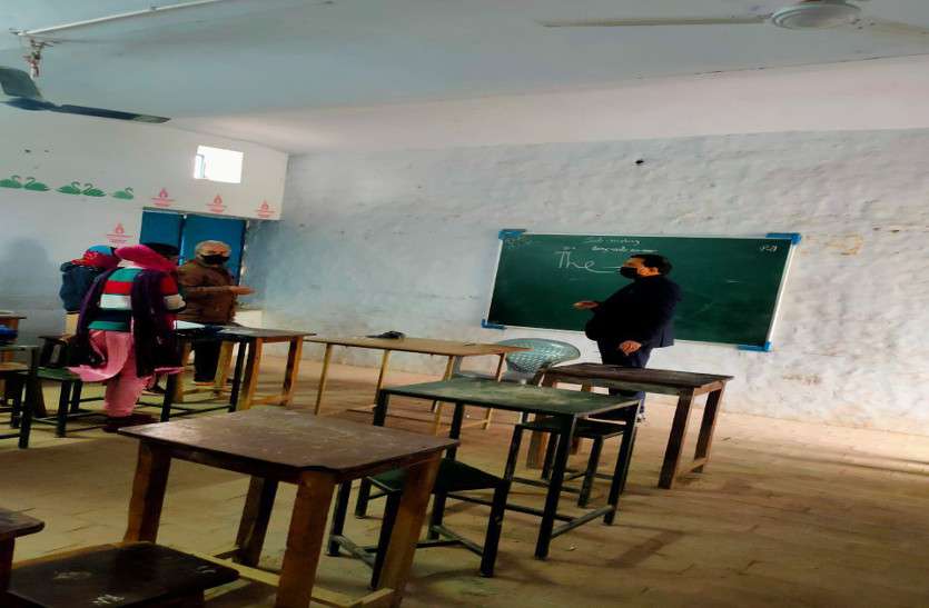 ‘कलक्टर बने गुरुजी, बच्चों को पढ़ाया और सवाल-जवाब किए’ ‘कलक्टर बने गुरुजी, बच्चों को पढ़ाया और सवाल-जवाब किए’
