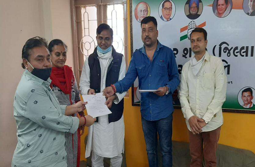 गुजरात कांग्रेस के नेता प्रचार में झोंक रहे हैं ताकत गुजरात कांग्रेस के नेता प्रचार में झोंक रहे हैं ताकत