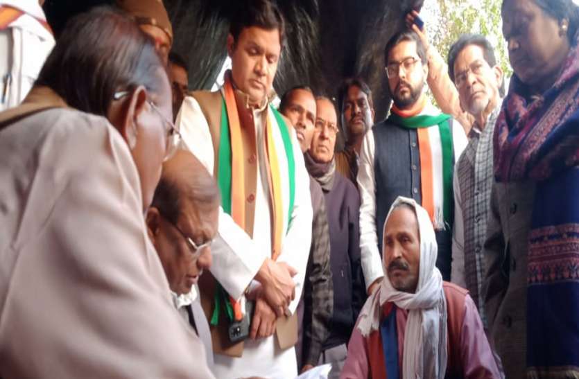 congress.jpg पीड़ित परिवार से मिला कांग्रेस प्रतिनिधिमंडल, कहा- भाजपा सरकार में बेटियां सुरक्षित नहीं हैं