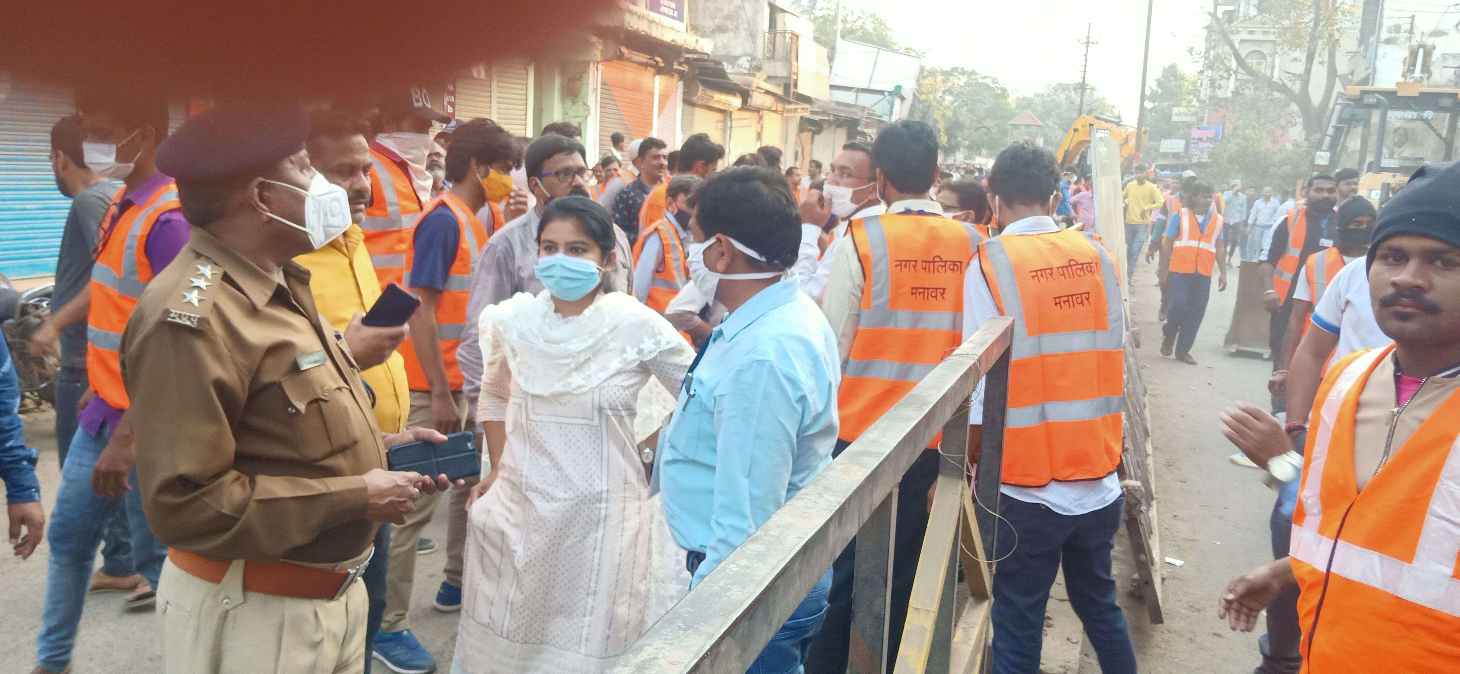 वर्षों से सरकारी जमीन पर बना अवैध ढाबा पलभर में जमींदोज (देखे वीडियो)