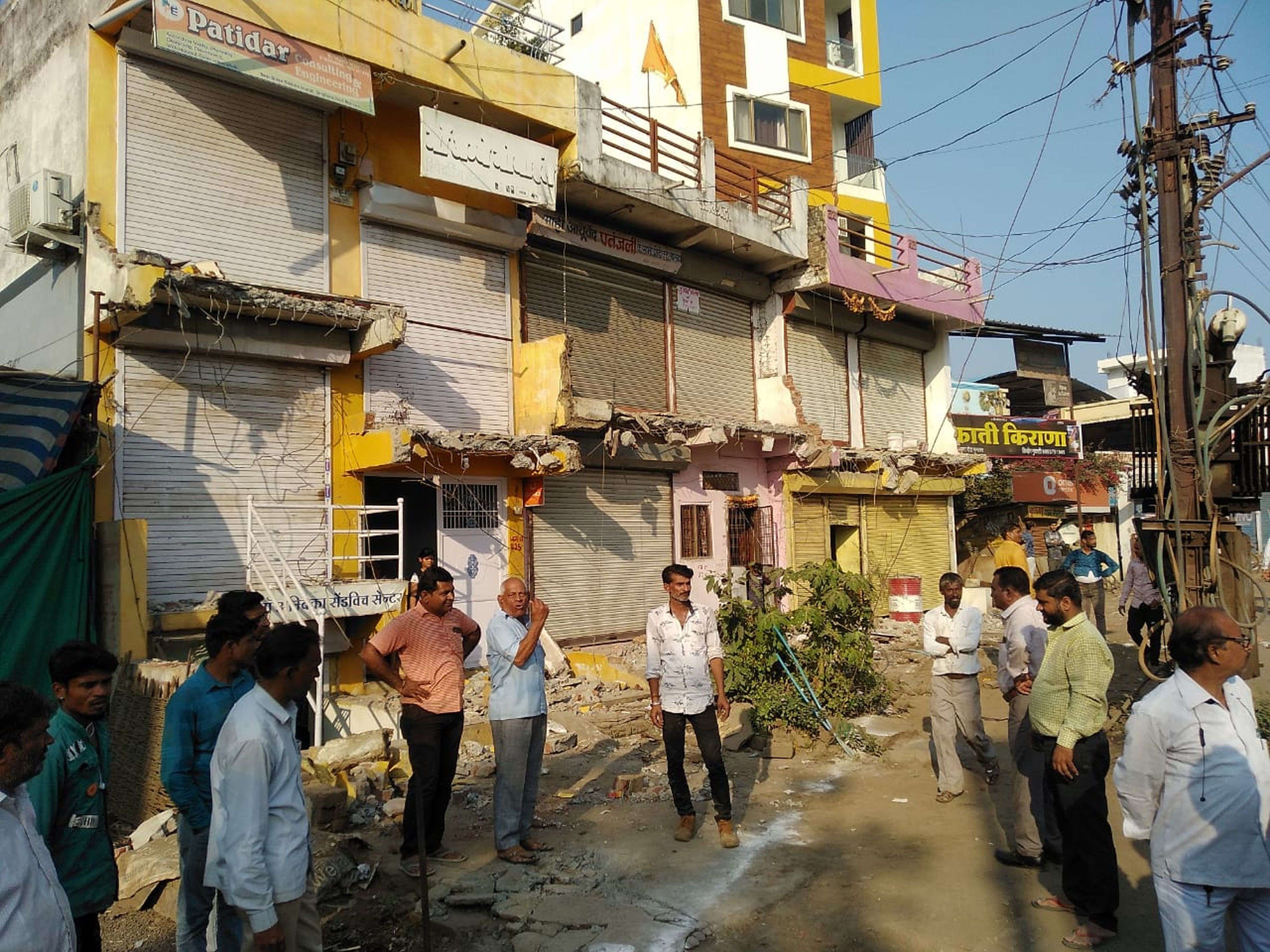वर्षों से सरकारी जमीन पर बना अवैध ढाबा पलभर में जमींदोज (देखे वीडियो)