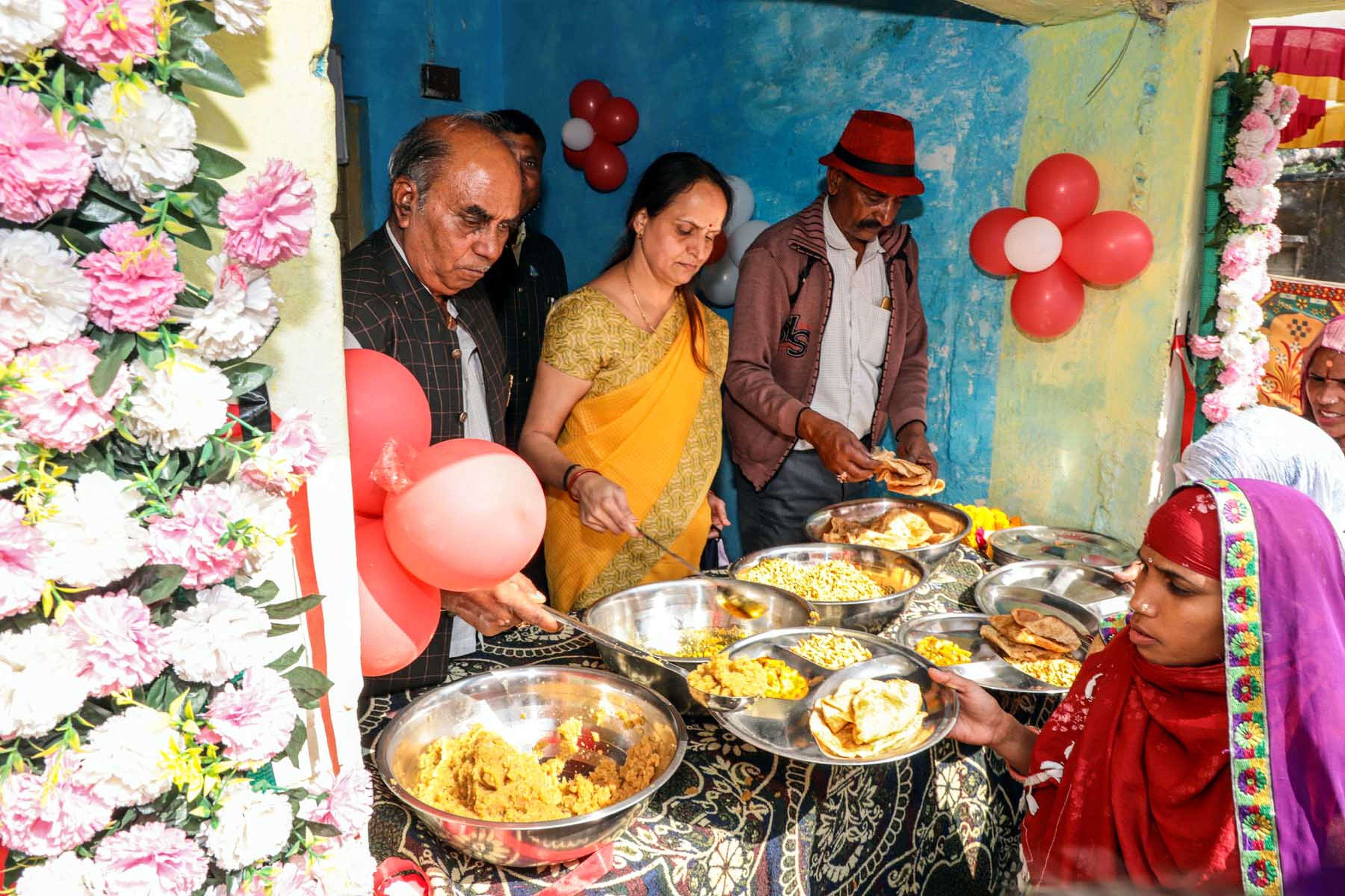 समाजसेवियों ने मानव शृंखला बनाकर दी यातायात के नियम पालन की सीख (देखे वीडियो)
