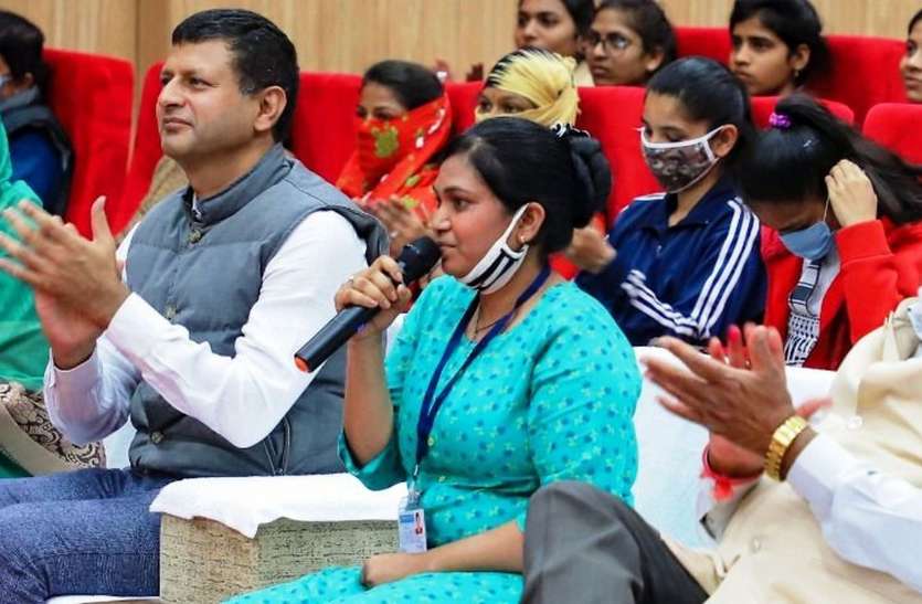 रीना ने सीएम से कहा मशीन ऑपरेटर की जॉब पाकर खुश हूं , सीएम ने भी बढाया हौंसला (देखे वीडियो) रीना ने सीएम से कहा मशीन ऑपरेटर की जॉब पाकर खुश हूं , सीएम ने भी बढाया हौंसला (देखे वीडियो)