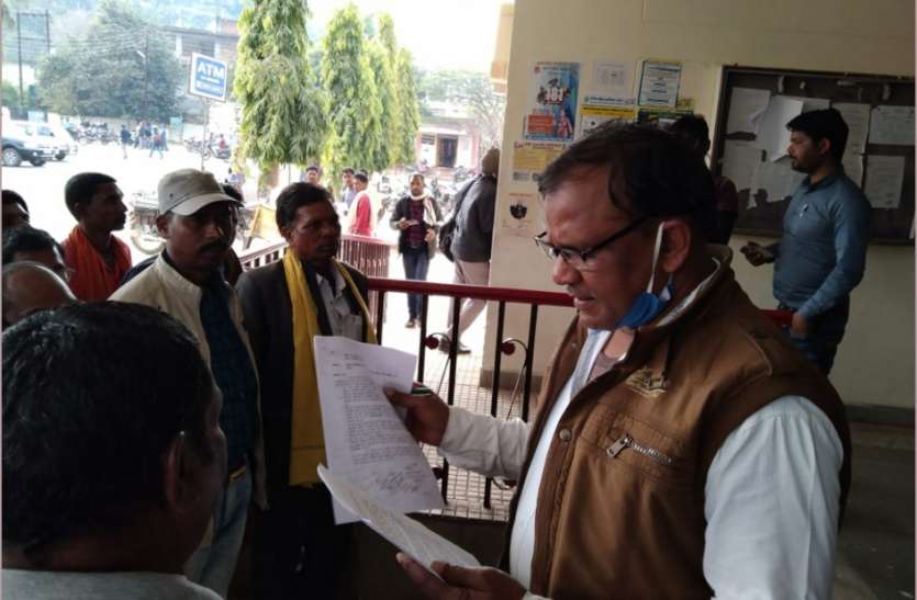 Sarpanch secretary mobilized to remove CEO Karanjia सीईओ करंजिया को हटाने सरपंच सचिव लामबंद