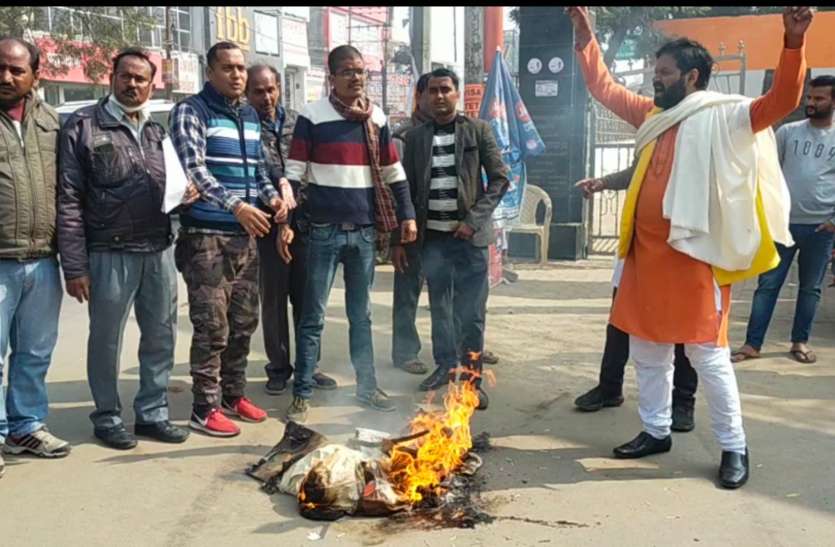वेब सीरीज तांडव को लेकर हुआ जोरदार विरोध प्रदर्शन,हिन्दू युवा वाहिनी ने अभिनेता सैफअली पर दिया यह बयान वेब सीरीज तांडव को लेकर हुआ जोरदार विरोध प्रदर्शन,हिन्दू युवा वाहिनी ने अभिनेता सैफअली पर दिया यह बयान