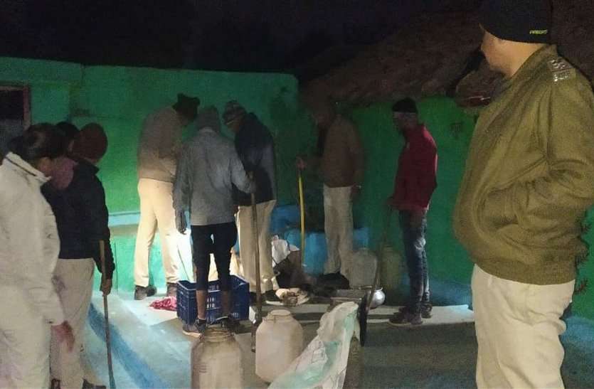 गांवों में बन रही अवैध तरीके से शराब, हो रही जमकर तस्करी, ऐसे हो रहा खुलासा गांवों में बन रही अवैध तरीके से शराब, हो रही जमकर तस्करी, ऐसे हो रहा खुलासा
