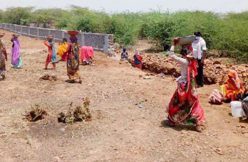 महानरेगा में महिला मजदूरों की संख्या बढ़ाने का प्रस्ताव महानरेगा में महिला मजदूरों की संख्या बढ़ाने का प्रस्ताव
