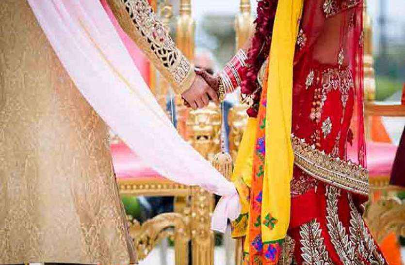 phere2.jpg परिजनों ने जिस पर लगाया अपहरण का इल्जाम, उसी के साथ युवती ने लिए सात फेरे