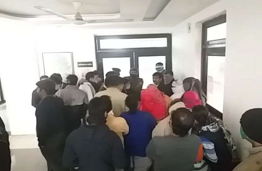 Catch those who defraud the police 10 महीने में रकम दोगुनी का झांसा देकर ठगा