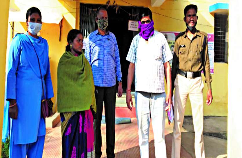 मनरेगा में फर्जी बिल लगाकर डेढ़ लाख रुपए का गबन करने वाली महिला सरपंच और सचिव गिरफ्तार मनरेगा में फर्जी बिल लगाकर डेढ़ लाख रुपए का गबन करने वाली महिला सरपंच और सचिव गिरफ्तार