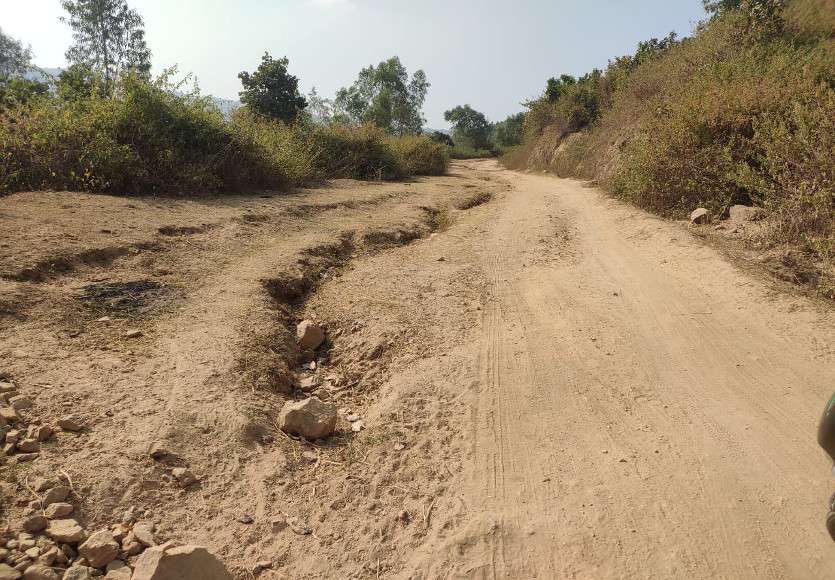 पूर्व सीएम डॉ. रमन ने मैनपाट में 3 किमी सड़क बनाने दिए थे 1.34 करोड़, बनाई मात्र 900 मीटर घटिया सड़क