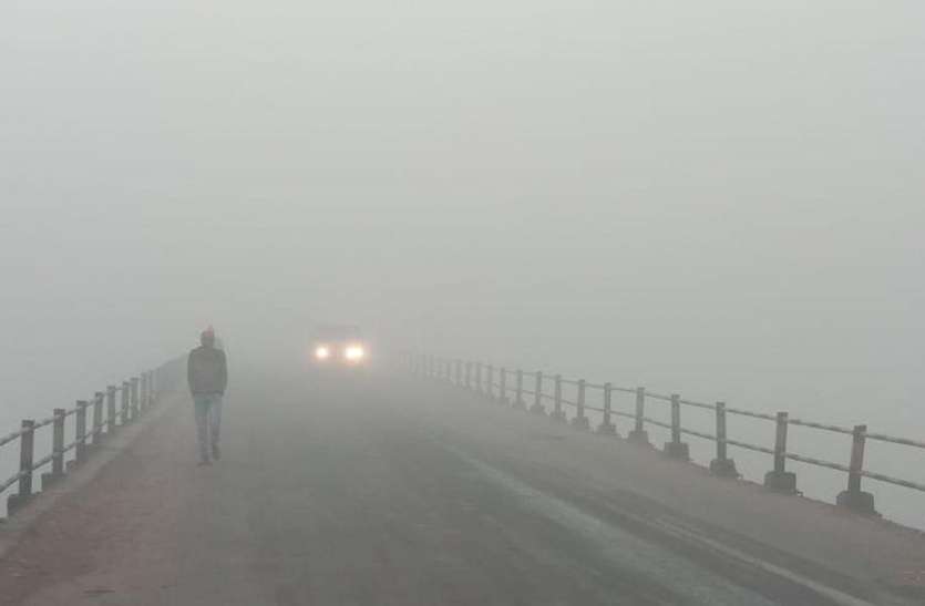 ग्रामीण इलाकों में छाया घना कोहरा, दृश्यता महज 100 मीटर ग्रामीण इलाकों में छाया घना कोहरा, दृश्यता महज 100 मीटर