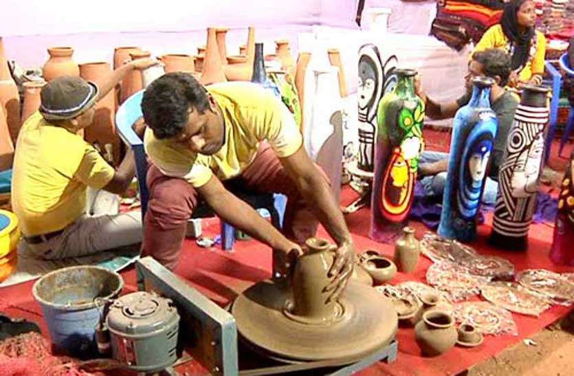 हुनरमंद छात्रों के बनाए प्रोडक्ट बेचेगी छत्तीसगढ़ की ये यूनिवर्सिटी, पढ़ाई के साथ-साथ मिलेगा पैसा कमाने का मौका हुनरमंद छात्रों के बनाए प्रोडक्ट बेचेगी छत्तीसगढ़ की ये यूनिवर्सिटी, पढ़ाई के साथ-साथ मिलेगा पैसा कमाने का मौका